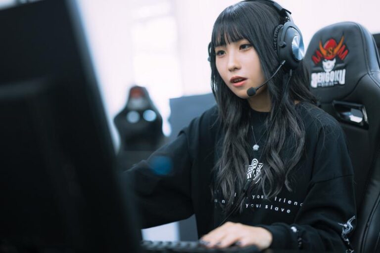 gaming-woman