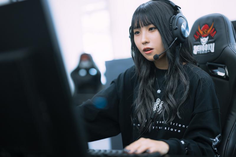 gaming-woman